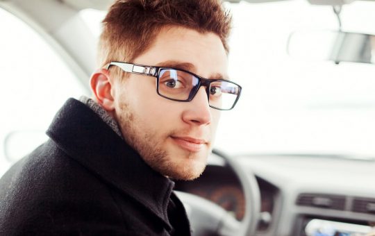Se sei miope non puoi più guidare - fonte Freepik - giornalemotori.it