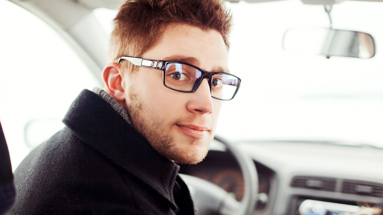 Se sei miope non puoi più guidare - fonte Freepik - giornalemotori.it