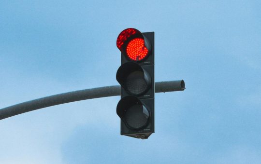 Semaforo rosso - fonte Pexels - giornalemotori.it