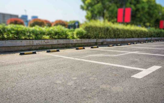 Si può occupare un parcheggio - fonte Freepik - giornalemotori.it
