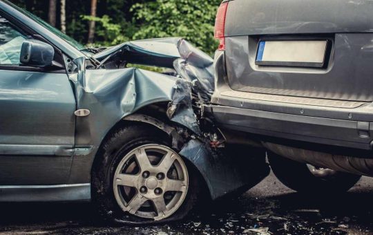 Un incidente tra due auto - fonte Freepik - giornalemotori.it