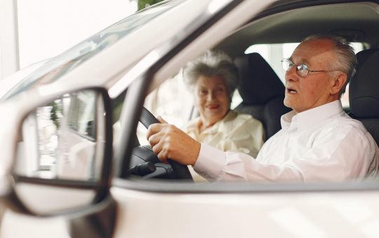 Anziani, dopo i 68 anni non si guida più - fonte Freepik - giornalemotori.it
