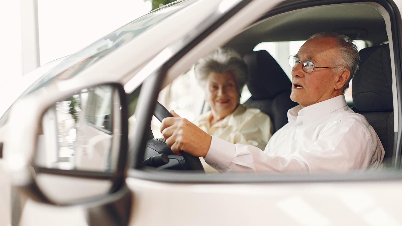 Anziani, dopo i 68 anni non si guida più - fonte Freepik - giornalemotori.it