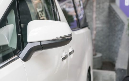 Auto bianca - fonte Freepik - giornalemotori.it