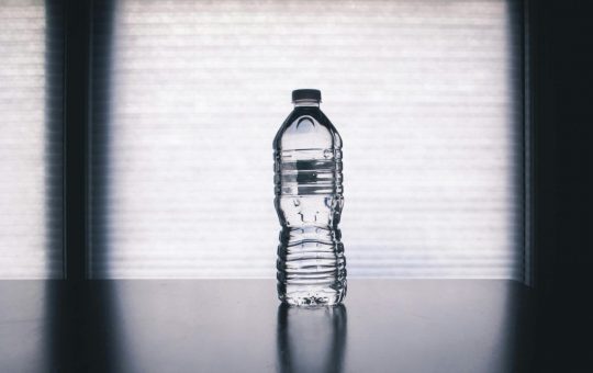 Bottiglia di plastica - fonte Pexels - giornalemotori.it