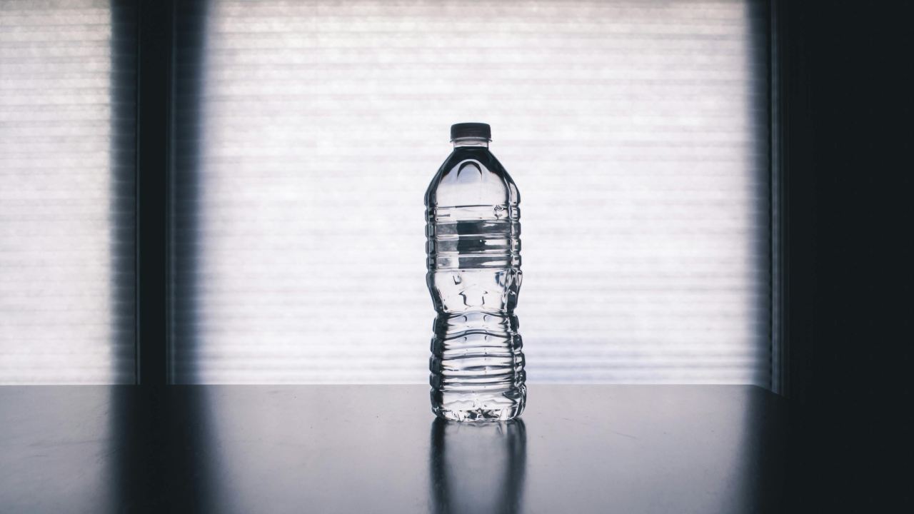 Bottiglia di plastica - fonte Pexels - giornalemotori.it