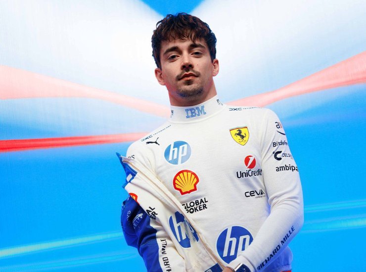 Charlec Leclerc con la divisa bianca e blu - fonte Facebook - giornalemotori.it