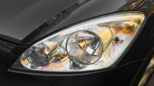 Come pulire i fari senza spendere un euro - fonte Freepik - giornalemotori.it