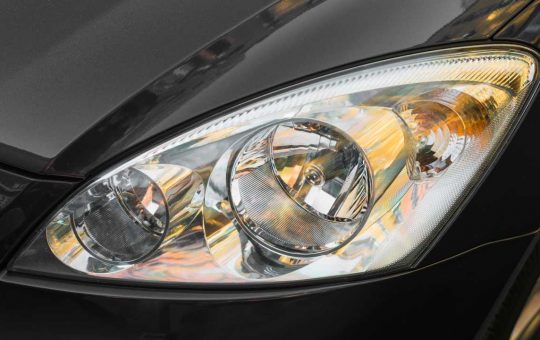 Come pulire i fari senza spendere un euro - fonte Freepik - giornalemotori.it