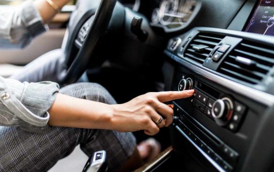 È vietato ascoltare la musica in auto - fonte Freepik - giornalemotori.it
