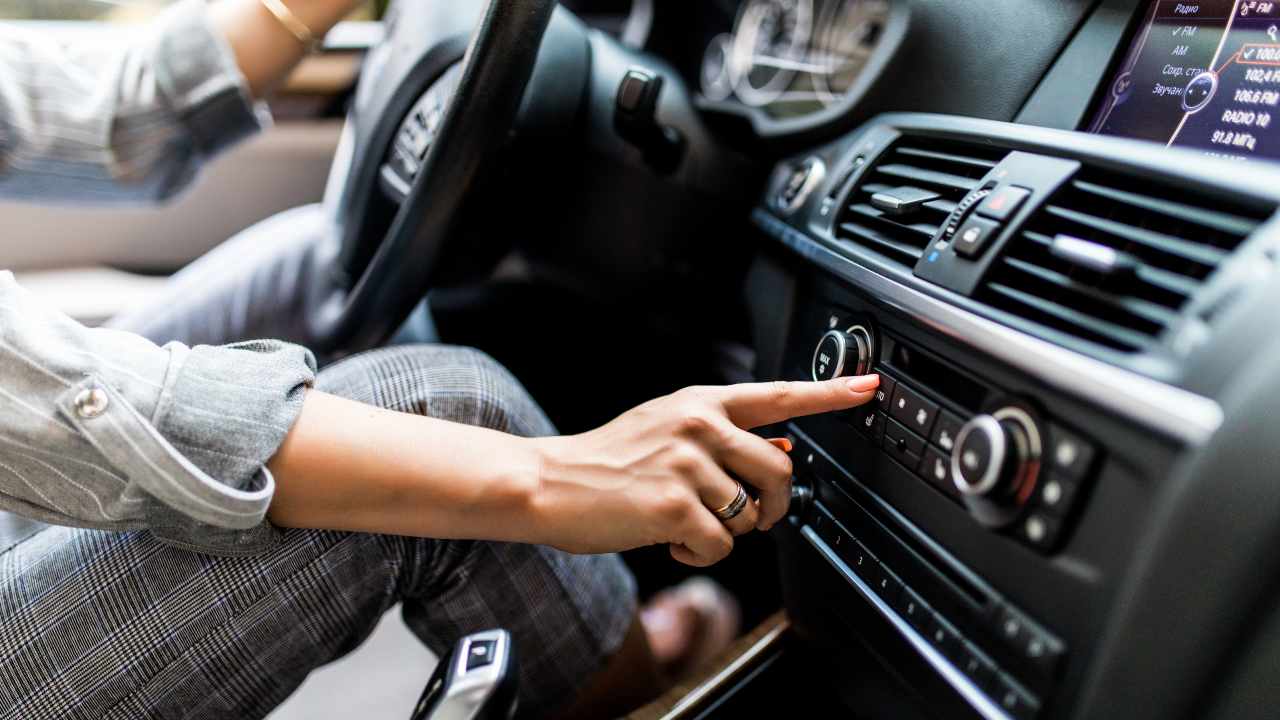 È vietato ascoltare la musica in auto - fonte Freepik - giornalemotori.it