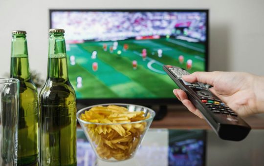 Guardi la partita in tv e ti prendi la multa - fonte Pexels - giornalemotori.it