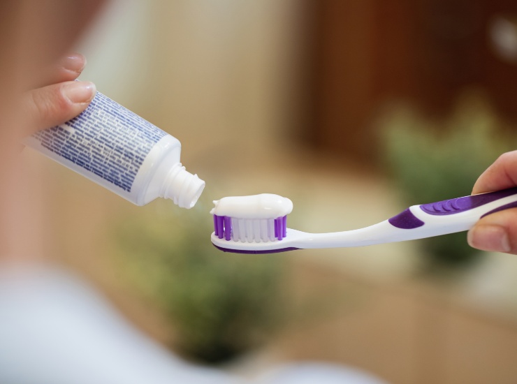 Il trucco del dentifricio per pulire i fari opachi dell'auto - fonte Freepik - giornalemotori.it