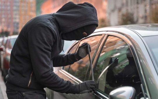 Ladro di auto in azione - fonte Freepik - giornalemotori.it
