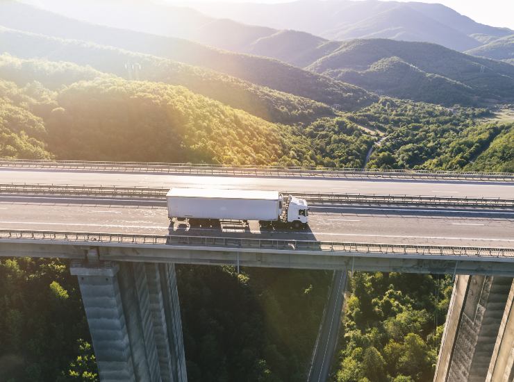 Mezzi pesanti e divieti agli over 68 - fonte Freepik - giornalemotori.it
