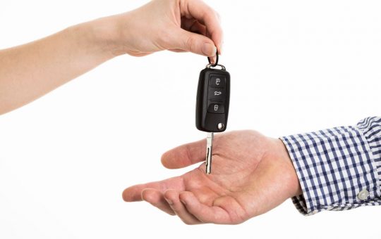 Passaggio di proprietà - fonte Freepik - giornalemotori.it