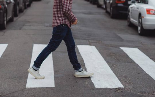 Se attraversi la strada rischi la multa - fonte Freepik - giornalemotori.it