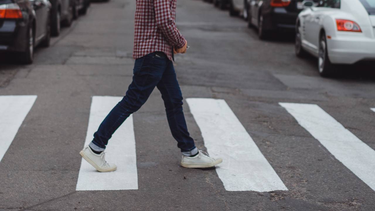 Se attraversi la strada rischi la multa - fonte Freepik - giornalemotori.it