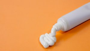 Senza dentifricio non passi la revisione - fonte Freepik - giornalemotori.it