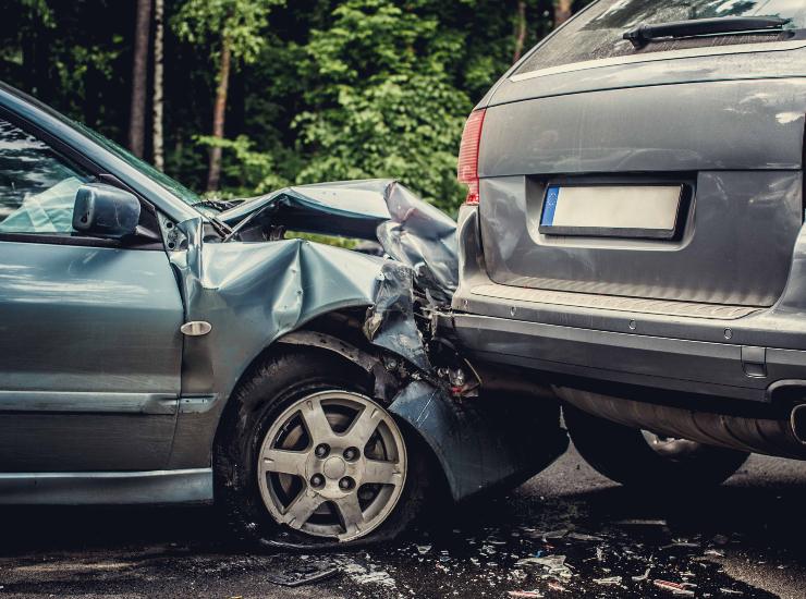 Un incidente tra due auto - fonte Freepik - giornalemotori.it