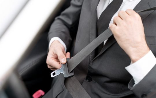 Vietato allacciare le cinture di sicurezza - fonte Freepik - giornalemotori.it