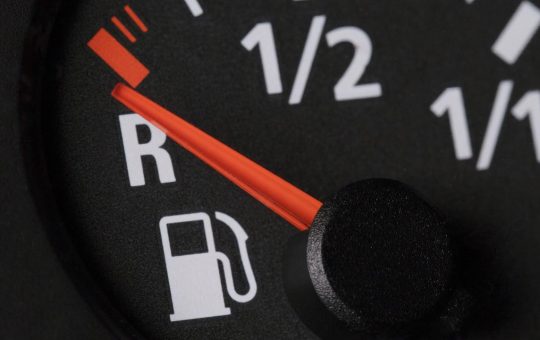 Vietato viaggiare in riserva - fonte Freepik - giornalemotori.it