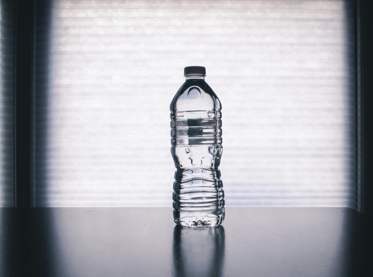 Bottiglia di plastica - fonte Pexels - giornalemotori.it