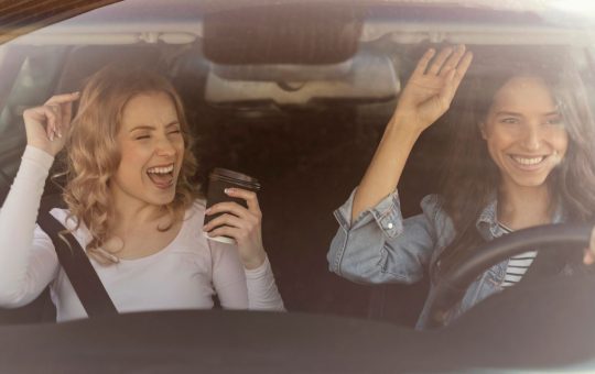 Gli amici si siedono solo davanti - fonte Freepik - giornalemotori.it