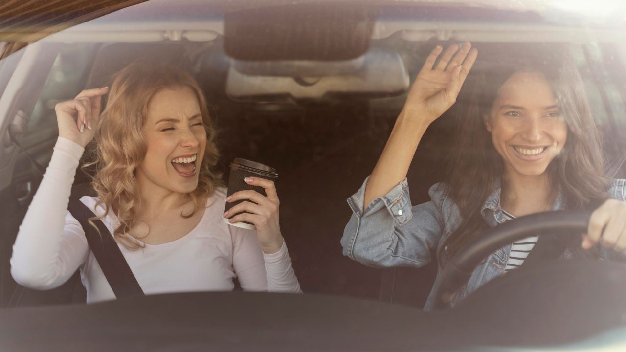 Gli amici si siedono solo davanti - fonte Freepik - giornalemotori.it