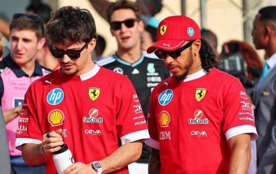 Il litigio tra Charles Leclerc e Lewis Hamilton - fonte X - giornalemotori.it