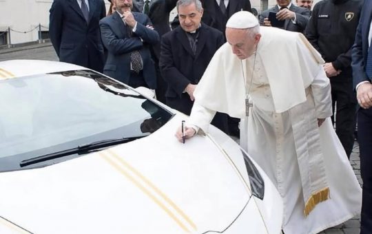 Le auto nel garage di Papa Francesco - fonte Instagram - giornalemotori.it