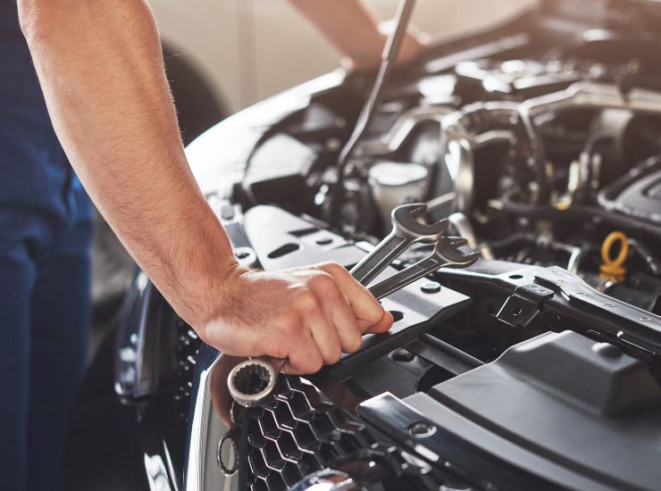 Un meccanico durante la revisione - fonte Freepik - giornalemotori.it