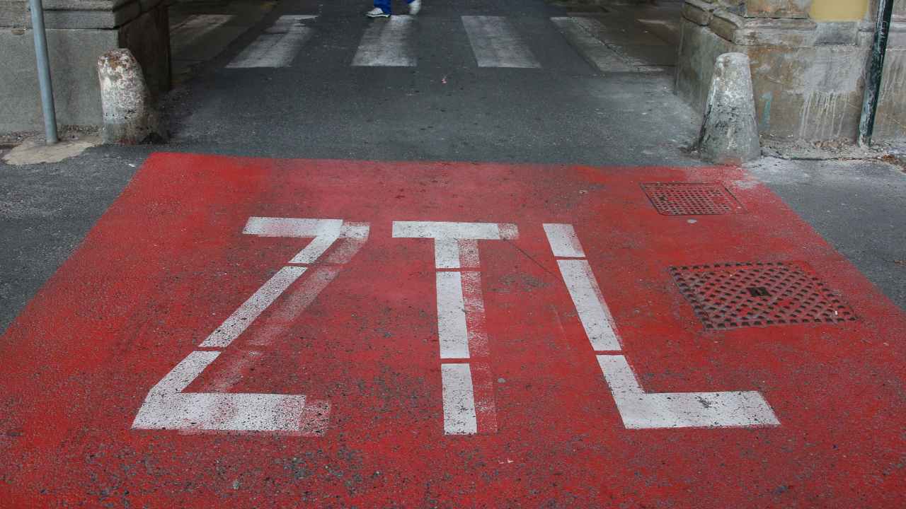 Fai attenzione, se non te ne accorgi subito l'accesso alla ZTL potrebbe costarti molto caro. Sono sempre più diffuse, richieste e - forse - allo stesso tempo odiate. Le Zone a Traffico Limitato, acronimo di ZTL, rappresentano una grande risorsa un po' per tutte le città, ma diciamocelo chiaramente: a volte possono essere una grande rottura. Pensiamo per esempio a quei turisti che entrano per la prima volta nel centro urbano con la propria macchina e non si accorgono di essere finiti in un tratto stradale off limits. In questi casi l'errore potrebbe costare caro, ma è comunque evitabile. Che cos'è e come fare per non farsi fregare La ZTL è un'area urbana delimitata da telecamere e sensori - con apposite segnalazioni stradali - con lo scopo di limitare il più possibile la circolazione in alcune ore del giorno e più volte alla settimana. L'obiettivo di chi decide di installarne una è quella di migliorare la qualità dell'aria, oltra alla vita dei residenti della zona e della cittadinanza in generale. Ma spesso può causare disagi, soprattutto nei confronti degli automobilisti o motociclisti più distratti. Occhio al portafogli In linea generale possono accedere alla Zona a Traffico Limitato i residenti e colo che hanno un pass speciale, ma in molti casi il transito è permesso anche ai veicoli elettrici o ibridi. Per poter avere il bollino verde è necessario richiedere un permesso dal costo variabile in base al Comune e al tratto di strada interessata. Nonostante la ZTL deve essere obbligatoriamente segnalata da cartelli ben visibili, spesso c'è chi oltrepassa il varco pur non potendolo fare. Questo vuol dire andare in contro a multe anche piuttosto salate che possono andare anche oltre i 100€ e che dipendono dalla città in cui è stata commessa l'infrazione. Di solito la sanzione va da un minimo di 83 ad un massimo di 332€. Va da sé che il modo migliore per evitare di entrare in una zona in cui il traffico è limitato è quello di tenere gli occhi aperti quando si guida e fare attenzione alle segnalazioni stradali. Molte volte infatti i cartelli che ne segnalano la presenza sono accompagnati da semafori (rosso se la ZTL è attiva, verde se è inattiva) e da telecamere ben visibili. Tuttavia esistono delle app di navigazione che possono aiutare non poco in quanto sono in grado di segnalare all'automobilista le ZTL lungo il tragitto.