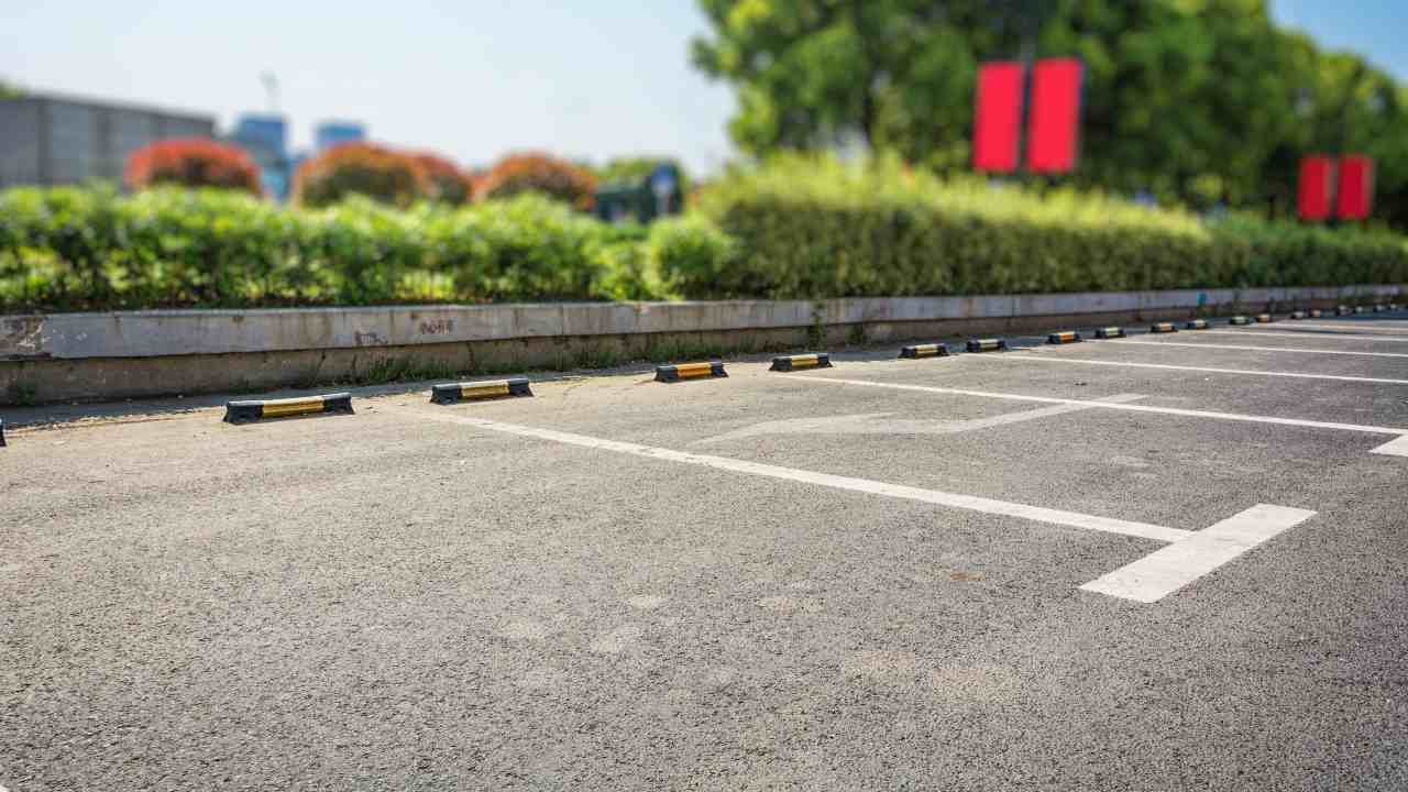 Parcheggio a nastro, a pettine o a spina di pesce