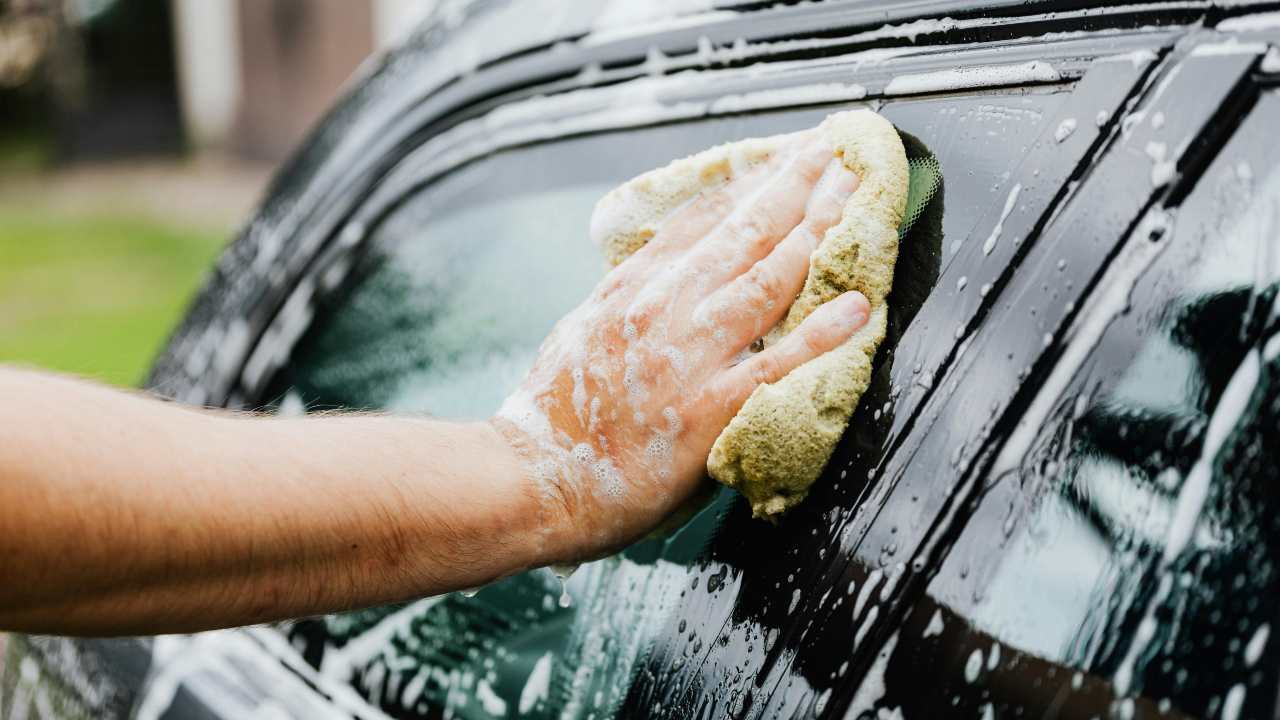 Lavare la macchina: ora puoi farlo anche senza acqua